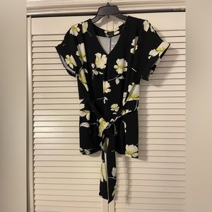 Woman’s XL Worthington tie front blouse.